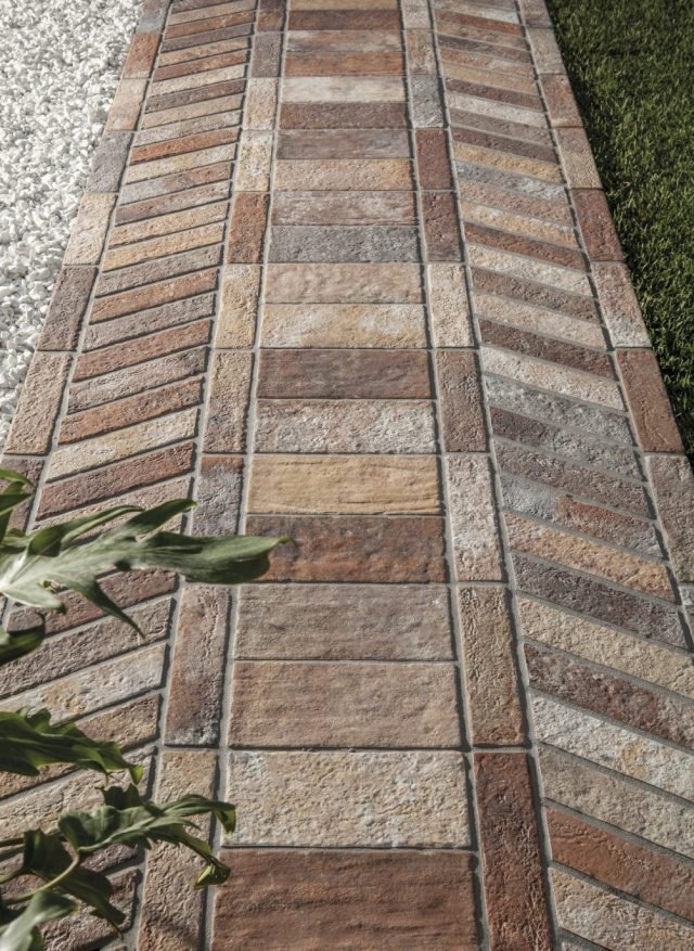 Si ispira alla produzione di mattoni fatti a mano delle fornaci inglesi nei primi del ‘900 la collezione London del progetto Brick Generation di Ceramica Rondine in gres porcellanato. È disponibile nei formati L 6 x P 25 cm, L 13 x P 25 cm e L 30,5 x P 60,5 cm e nei toni della terra multicolor, sunset, beige, charcoal, fog e brown, ottenuto da una mescolanza di nero, crema e marrone. Prezzo del formato L 13 x P 25 cm al mq 46,40 euro. www.ceramicarondine.it Si ispira alla produzione di mattoni fatti a mano delle fornaci inglesi nei primi del ‘900 la collezione London del progetto Brick Generation di Ceramica Rondine in gres porcellanato. È disponibile nei formati L 6 x P 25 cm, L 13 x P 25 cm e L 30,5 x P 60,5 cm e nei toni della terra multicolor, sunset, beige, charcoal, fog e brown, ottenuto da una mescolanza di nero, crema e marrone. Prezzo del formato L 13 x P 25 cm al mq 46,40 euro. www.ceramicarondine.it