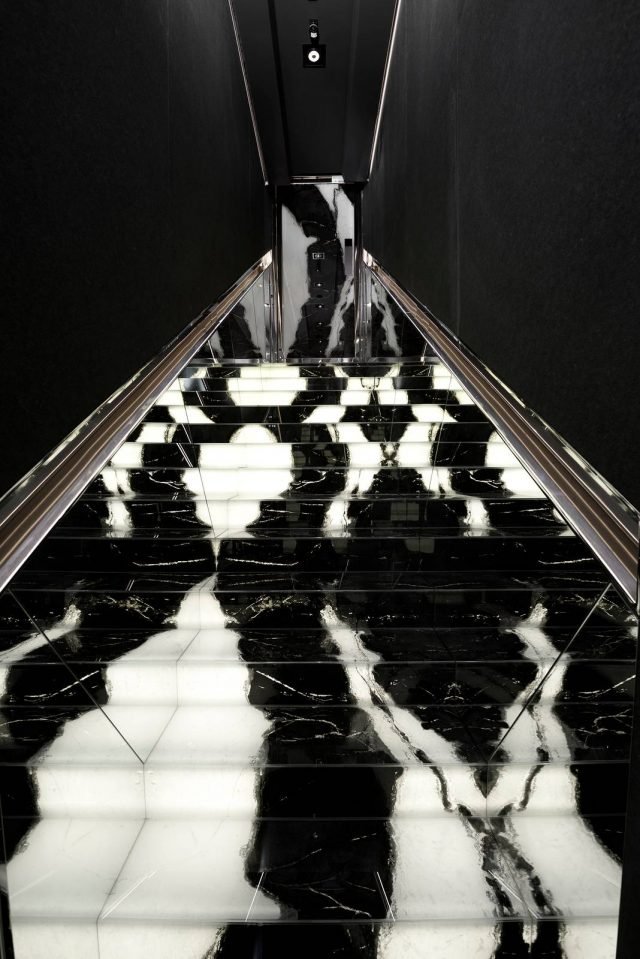 11 Antolini La pietra Dalmata affiancata al marmo Nero Assoluto è stata scelta per la realizzazione di una scala, firmata Antolini, di grande impatto visivo. La scelta cromatica sui materiali, voluta dal designer Alessandro La Spada, intende ricordare una colata lavica. www.antolini.com 11 Antolini La pietra Dalmata affiancata al marmo Nero Assoluto è stata scelta per la realizzazione di una scala, firmata Antolini, di grande impatto visivo. La scelta cromatica sui materiali, voluta dal designer Alessandro La Spada, intende ricordare una colata lavica. www.antolini.com