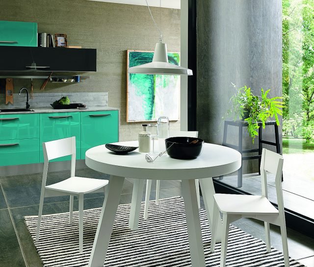In laminato impermeabile, resistente ai graffi e di facile manutenzione, il tavolo ha le gambe in legno massello con finitura a poro aperto (di tendenza). Offre la massima stabilità. Ariel di Febal misura Ø 120 x H 74 cm. Prezzo su richiesta. In laminato impermeabile, resistente ai graffi e di facile manutenzione, il tavolo ha le gambe in legno massello con finitura a poro aperto (di tendenza). Offre la massima stabilità. Ariel di Febal misura Ø 120 x H 74 cm. Prezzo su richiesta.