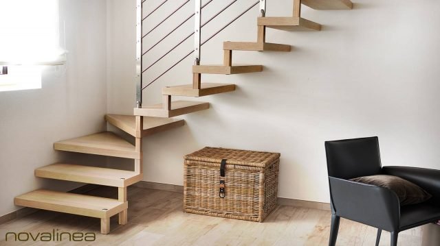 Futura, di Novalinea, è un modello di scala a sbalzo, cioè con l’ancoraggio su un unico lato della scala (quello del muro) ed è pensata per ottimizzare lo spazio disponibile. Il fissaggio dei gradini avviene direttamente al muro, creando un effetto di sospensione, e la ringhiera viene fissata direttamente sul gradino. È disponibile sia nella versione rettilinea, sia elicoidale. www.novalinearredo.it Futura, di Novalinea, è un modello di scala a sbalzo, cioè con l’ancoraggio su un unico lato della scala (quello del muro) ed è pensata per ottimizzare lo spazio disponibile. Il fissaggio dei gradini avviene direttamente al muro, creando un effetto di sospensione, e la ringhiera viene fissata direttamente sul gradino. È disponibile sia nella versione rettilinea, sia elicoidale. www.novalinearredo.it