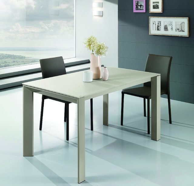Il piano è in vetro, le gambe sono in metallo laccato. L'allunga in vetro di 60 cm fuoriesce con un semplice movimento. Cloud di Max Home misura L 130/190 x P 80 x H 76,5 cm e costa 620 euro. Il piano è in vetro, le gambe sono in metallo laccato. L'allunga in vetro di 60 cm fuoriesce con un semplice movimento. Cloud di Max Home misura L 130/190 x P 80 x H 76,5 cm e costa 620 euro.