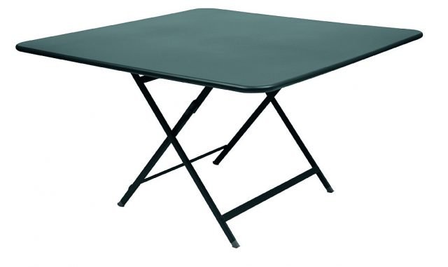 Lamiera d'acciaio e base in tubolare ovale per il tavolo che, grazie a una verniciatura a polvere anti-Uv, è adatto anche per uso esterno. Caractere di Fermob Misura 128 x 128 x H 73 cm e costa 670 euro. Lamiera d'acciaio e base in tubolare ovale per il tavolo che, grazie a una verniciatura a polvere anti-Uv, è adatto anche per uso esterno. Caractere di Fermob Misura 128 x 128 x H 73 cm e costa 670 euro.