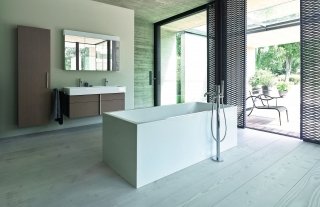 vasca rettangolare Vero Air di Duravit con pannello in acrilico integrato da centro stanza vasca rettangolare Vero Air di Duravit con pannello in acrilico integrato da centro stanza