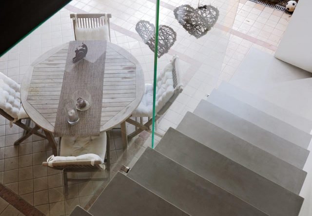 In fase di ristrutturazione, una scala può essere completamente trasformata anche attraverso la scelta delle finiture; è il caso del Microtopping di Ideal Work, un rivestimento in microcemento di ultima generazione, di soli 3 mm di spessore, usato per dare nuova vita alla scala pre-esistente. www.idealwork.it In fase di ristrutturazione, una scala può essere completamente trasformata anche attraverso la scelta delle finiture; è il caso del Microtopping di Ideal Work, un rivestimento in microcemento di ultima generazione, di soli 3 mm di spessore, usato per dare nuova vita alla scala pre-esistente. www.idealwork.it