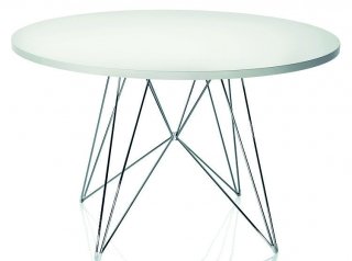 tavolo con base in tondino d'acciaio cromato o verniciato e piano in mdf bianco XZ3 di Magis tavolo con base in tondino d'acciaio cromato o verniciato e piano in mdf bianco XZ3 di Magis