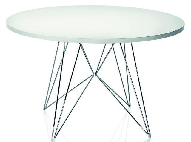 Ha il piano in mdf bianco il tavolo con base "scultorea" in tondino d'acciaio cromato o verniciato. Minimal, sta bene anche in una cucina in legno. XZ3 di Magis misura Ø 120 x H 74 cm e costa a partire da 597 euro. Ha il piano in mdf bianco il tavolo con base "scultorea" in tondino d'acciaio cromato o verniciato. Minimal, sta bene anche in una cucina in legno. XZ3 di Magis misura Ø 120 x H 74 cm e costa a partire da 597 euro.