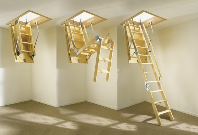Ligna è una scala retrattile composta da tre unità di scale in legno di abete massiccio, trattato con vernice protettiva, incernierate fra loro attraverso staffe in acciaio zincato. L’apertura e la chiusura della botola sono coordinate dall’asta di comando. Le misure standard sono 120x70 cm, per altezze dino a 274 cm, e 130x70 cm, per altezze fino a 310 cm. www.estfeller.com Ligna è una scala retrattile composta da tre unità di scale in legno di abete massiccio, trattato con vernice protettiva, incernierate fra loro attraverso staffe in acciaio zincato. L’apertura e la chiusura della botola sono coordinate dall’asta di comando. Le misure standard sono 120x70 cm, per altezze dino a 274 cm, e 130x70 cm, per altezze fino a 310 cm. www.estfeller.com