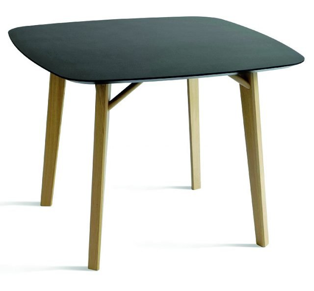 Con spigoli arrotondati, il tavolo è realizzato in Mdf impiallacciato rovere nero laccato poro aperto e gambe in massello di rovere naturale. Tria Tetra di Colè Italian Design Label misura 100 x 100 x H 74 cm e costa 1.052 euro. Con spigoli arrotondati, il tavolo è realizzato in Mdf impiallacciato rovere nero laccato poro aperto e gambe in massello di rovere naturale. Tria Tetra di Colè Italian Design Label misura 100 x 100 x H 74 cm e costa 1.052 euro.