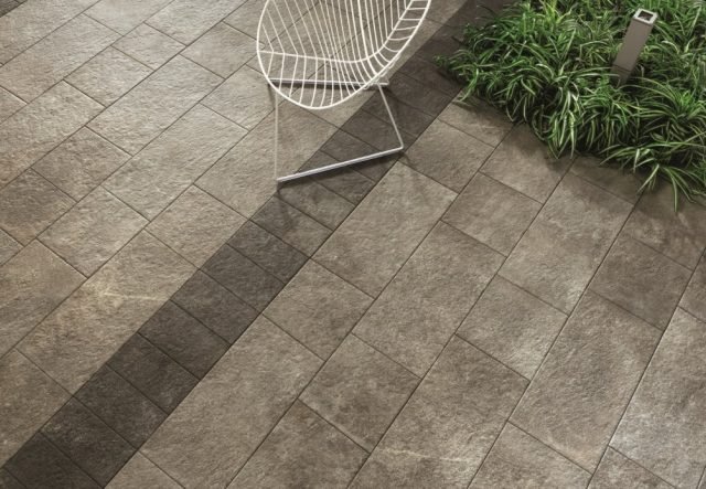 È in gres porcellanato la collezione Eikon di Caesar che ripropone il look e la sensazione tattile della pietra naturale. Con spessore di 9,5 mm, è disponibile in quattro formati e quattro colori differenti. Prezzo, Iva esclusa, al mq da 37,70 euro. www.caesar.it È in gres porcellanato la collezione Eikon di Caesar che ripropone il look e la sensazione tattile della pietra naturale. Con spessore di 9,5 mm, è disponibile in quattro formati e quattro colori differenti. Prezzo, Iva esclusa, al mq da 37,70 euro. www.caesar.it