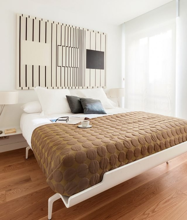 Effetto luminosità e relax grazie al grande quadro che si abbina per stile e colori al letto di Alias, Legnoletto. www.aliasdesign.it Effetto luminosità e relax grazie al grande quadro che si abbina per stile e colori al letto di Alias, Legnoletto. www.aliasdesign.it