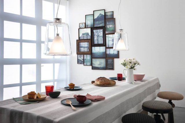 Cormici di spessori diversi appese una vicina all'altra formano un groupage di immagini coordinate. Sono valorizzate dalla luce diffusa delle sospensioni di Lanternina di Oluce. www.oluce.com Cormici di spessori diversi appese una vicina all'altra formano un groupage di immagini coordinate. Sono valorizzate dalla luce diffusa delle sospensioni di Lanternina di Oluce. www.oluce.com