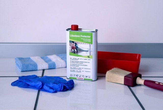 Il trattamento delle foto in alto è stato effettuato con Litostone Protector di Litokol, un impregnante solvente antimacchia, adatto per marmi e graniti. Prezzo 73,50 euro alla confezione. www.litokol.it Il trattamento delle foto in alto è stato effettuato con Litostone Protector di Litokol, un impregnante solvente antimacchia, adatto per marmi e graniti. Prezzo 73,50 euro alla confezione. www.litokol.it