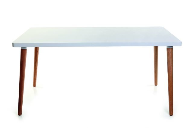 Gambe in rovere e piano in mdf laccato bianco per il tavolo "leggero", a dispetto delle dimensioni importanti. Totem di Miliboo misura L 160 x P 90 x H 76 cm e costa 347,25 euro. Gambe in rovere e piano in mdf laccato bianco per il tavolo "leggero", a dispetto delle dimensioni importanti. Totem di Miliboo misura L 160 x P 90 x H 76 cm e costa 347,25 euro.