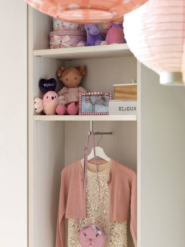 Il particolare che fa davvero la differenza è il terminale Liberty che chiude l’armadio con stile e fantasia. Liberty si compone di un modulo interno (60 cm di larghezza) suddiviso per metà in armadio e per metà in libreria. La metà-armadio è composta in tutta altezza da un modulo attrezzabile con ripiani e tubi appendiabito, mentre la metà-libreria è organizzata con mensole e gancio cromato. Con l’anta chiusa, rimane a vista solo la parte terminale dove l’appendiabiti può essere utilizzato per riporre le giacche al rientro in cameretta. Il particolare che fa davvero la differenza è il terminale Liberty che chiude l’armadio con stile e fantasia. Liberty si compone di un modulo interno (60 cm di larghezza) suddiviso per metà in armadio e per metà in libreria. La metà-armadio è composta in tutta altezza da un modulo attrezzabile con ripiani e tubi appendiabito, mentre la metà-libreria è organizzata con mensole e gancio cromato. Con l’anta chiusa, rimane a vista solo la parte terminale dove l’appendiabiti può essere utilizzato per riporre le giacche al rientro in cameretta.