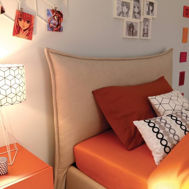 UNA MORBIDA TESTATA PER IL LETTO. Leggerezza e accoglienza: cosa si può chiedere di meglio a un letto? La testata Hug, dalla linea avvolgente, è rivestita in ecopelle vintage dal colore crema ed è connotata da un motivo ben tratteggiato lungo il profilo. UNA MORBIDA TESTATA PER IL LETTO. Leggerezza e accoglienza: cosa si può chiedere di meglio a un letto? La testata Hug, dalla linea avvolgente, è rivestita in ecopelle vintage dal colore crema ed è connotata da un motivo ben tratteggiato lungo il profilo.