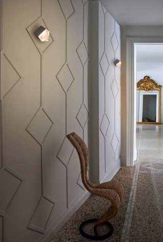 L'applique a luce diffusa Astro di Oluce ha il diffusore in vetro stampato trasparente sabbiato; misura L 13,5 x H 14 cm e costa 275 euro.L’applique a luce diffusa Astro di Oluce ha il diffusore in vetro stampato trasparente sabbiato; misura L 13,5 x H 14 cm e costa 275 euro. www.oluce.com