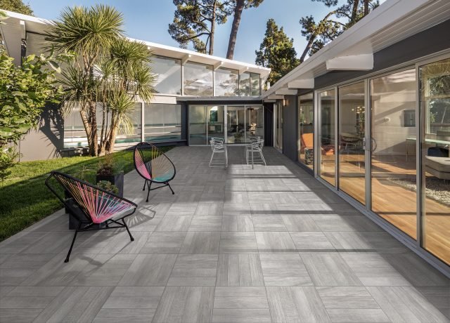Da Leroy Merlin, piastrella Deck da 35 X 35 Grigio in gres porcellanato. Grazie alla superficie ruvida antiscivolo, è indicata per posa a pavimento in ambienti esterni ed interni alla casa. Prezzo al mq 9,95 euro. www.leroymerlin.it Da Leroy Merlin, piastrella Deck da 35 X 35 Grigio in gres porcellanato. Grazie alla superficie ruvida antiscivolo, è indicata per posa a pavimento in ambienti esterni ed interni alla casa. Prezzo al mq 9,95 euro. www.leroymerlin.it