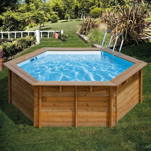 La piscina fuoriterra deve essere posizionata al sole, meglio lontano dalla vegetazione e sempre su una superficie livellata in piano. Una scelta elegante, perfetta in ogni giardino, è Vanille, la piscina esagonale in legno, di dimensioni 360 x 116 cm e profondità 119 cm. L’acqua viene pulita tramite il gruppo filtrante a sabbia. Questa vasca può essere acquistata solo online sul sito di Leroy Merlin oppure su ordinazione. Con la scaletta inclusa costa 2.695 euro. La piscina fuoriterra deve essere posizionata al sole, meglio lontano dalla vegetazione e sempre su una superficie livellata in piano. Una scelta elegante, perfetta in ogni giardino, è Vanille, la piscina esagonale in legno, di dimensioni 360 x 116 cm e profondità 119 cm. L’acqua viene pulita tramite il gruppo filtrante a sabbia. Questa vasca può essere acquistata solo online sul sito di Leroy Merlin oppure su ordinazione. Con la scaletta inclusa costa 2.695 euro.
