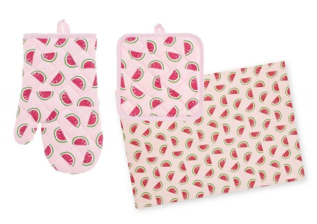 Per un effetto angurie “all-over”, di CoinCasa: il set guanto da forno e presina angurie, realizzato in puro cotone trapuntato in trama diagonale, prezzo 7,90 euro; la tovaglietta Angurie, in 100% cotone lavabile in lavatrice a 40°, da 50 x 35 cm, prezzo 3,90 euro. www.coincasa.it Per un effetto angurie “all-over”, di CoinCasa: il set guanto da forno e presina angurie, realizzato in puro cotone trapuntato in trama diagonale, prezzo 7,90 euro; la tovaglietta Angurie, in 100% cotone lavabile in lavatrice a 40°, da 50 x 35 cm, prezzo 3,90 euro. www.coincasa.it