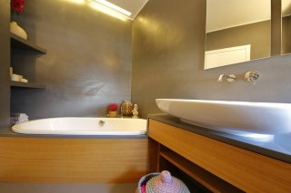 Una combinazione di specchi di diverse misure montati su una struttura in teak. Piano della vasca di forma irregolare e del mobile bagno in conglomerato di marmo. Tutte le finiture degli arredi su misura in teak, essenza adatta negli ambienti umidi. Resina spatolata. Una grande nicchia in muratura per prodotti e giochi.
Forniture: Lavabo modello Nuda marca Flaminia, sanitari modello Sfera marca Catalano, Vasca Kaldewei Classic duo, Rubinetterie Fantini modello Nostromo, Riga di Fontana Arte Una combinazione di specchi di diverse misure montati su una struttura in teak. Piano della vasca di forma irregolare e del mobile bagno in conglomerato di marmo. Tutte le finiture degli arredi su misura in teak, essenza adatta negli ambienti umidi. Resina spatolata. Una grande nicchia in muratura per prodotti e giochi.
Forniture: Lavabo modello Nuda marca Flaminia, sanitari modello Sfera marca Catalano, Vasca Kaldewei Classic duo, Rubinetterie Fantini modello Nostromo, Riga di Fontana Arte