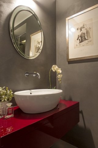 Tutto in resina colore grigio scuro, a contrasto il mobile con lavabo in appoggio con cassetto e lavabo in appoggio laccato rosso lucido, realizzato su misura. Specchio vintage. Doccia in nicchia con getti idromassaggio.
Forniture: Lavabo modello Velis e sanitari modello new light marca Catalano, Rubinetterie Fantini modello Nostromo, Talo di Artemide Tutto in resina colore grigio scuro, a contrasto il mobile con lavabo in appoggio con cassetto e lavabo in appoggio laccato rosso lucido, realizzato su misura. Specchio vintage. Doccia in nicchia con getti idromassaggio.
Forniture: Lavabo modello Velis e sanitari modello new light marca Catalano, Rubinetterie Fantini modello Nostromo, Talo di Artemide