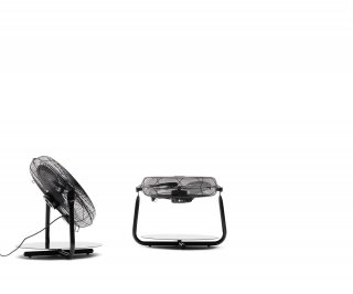 E’ a doppio uso il ventilatore Airtable di Campeggi perché è racchiuso in una gabbia metallica che in verticale rinfresca l’aria, ma in orizzontale può essere utilizzato come tavolino di appoggio. Misura L59xP59xH46 cm. Prezzo 637 euro. www.campeggisrl.it E’ a doppio uso il ventilatore Airtable di Campeggi perché è racchiuso in una gabbia metallica che in verticale rinfresca l’aria, ma in orizzontale può essere utilizzato come tavolino di appoggio. Misura L59xP59xH46 cm. Prezzo 637 euro. www.campeggisrl.it
