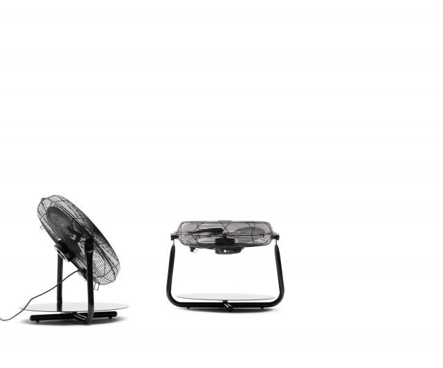E’ a doppio uso il ventilatore Airtable di Campeggi perché è racchiuso in una gabbia metallica che in verticale rinfresca l’aria, ma in orizzontale può essere utilizzato come tavolino di appoggio. Misura L59xP59xH46 cm. Prezzo 637 euro. www.campeggisrl.it E’ a doppio uso il ventilatore Airtable di Campeggi perché è racchiuso in una gabbia metallica che in verticale rinfresca l’aria, ma in orizzontale può essere utilizzato come tavolino di appoggio. Misura L59xP59xH46 cm. Prezzo 637 euro. www.campeggisrl.it