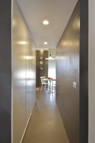 Si acceda alla cucina da un corridoio con arredo su misura effetto boiserie. La cucina realizzata su misura si sviluppa su due lati. Ante senza maniglie con apertura a gola, piano in corian con lavello integrato e finitura delle pareti in resina spatolata.
Forniture: Elettrodomestici Siemens, piatti Fornasetti Si acceda alla cucina da un corridoio con arredo su misura effetto boiserie. La cucina realizzata su misura si sviluppa su due lati. Ante senza maniglie con apertura a gola, piano in corian con lavello integrato e finitura delle pareti in resina spatolata.
Forniture: Elettrodomestici Siemens, piatti Fornasetti