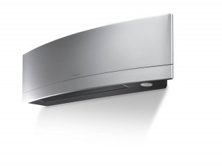 Il sensore Intelligent Eye, se non rileva la presenza di persone nel locale nell’arco di 20 minuti, stabilizza il climatizzatore Emura di Daikin in modalità standby, così da ridurre i consumi energetici fino all’80%. Il climatizzatore è controllabile da remoto tramite app e ha filtri che permettono di ottimizzare la filtrazione dell’aria trattenendo gli allergeni. Può anche riscaldare e è disponibile in più finiture e potenze. E’ in classe A+++. L’unità interna misura L99,8xP21,2xH30,3 cm. Con potenza da 2 kW, prezzo a partire da 1.700 euro. www.daikin.it Il sensore Intelligent Eye, se non rileva la presenza di persone nel locale nell’arco di 20 minuti, stabilizza il climatizzatore Emura di Daikin in modalità standby, così da ridurre i consumi energetici fino all’80%. Il climatizzatore è controllabile da remoto tramite app e ha filtri che permettono di ottimizzare la filtrazione dell’aria trattenendo gli allergeni. Può anche riscaldare e è disponibile in più finiture e potenze. E’ in classe A+++. L’unità interna misura L99,8xP21,2xH30,3 cm. Con potenza da 2 kW, prezzo a partire da 1.700 euro. www.daikin.it