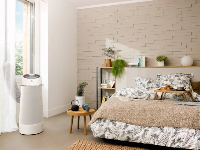 Il design slanciato, la forma elegante e il diffusore d’aria ispirato alla forma di una rosa, caratterizzano AirFlower di Electrolux. In classe A+, è dotato di sistema AirSurround che raffredda e scalda efficientemente, creando un flusso d’aria indiretto e di display intuitivo che rimane invisibile quando non utilizzato. Ha potenza rinfrescante di 9.000 Btu/h. Misura L38,8xP38,8xH95,5 cm. Prezzo 999 euro. www.electrolux.it Il design slanciato, la forma elegante e il diffusore d’aria ispirato alla forma di una rosa, caratterizzano AirFlower di Electrolux. In classe A+, è dotato di sistema AirSurround che raffredda e scalda efficientemente, creando un flusso d’aria indiretto e di display intuitivo che rimane invisibile quando non utilizzato. Ha potenza rinfrescante di 9.000 Btu/h. Misura L38,8xP38,8xH95,5 cm. Prezzo 999 euro. www.electrolux.it
