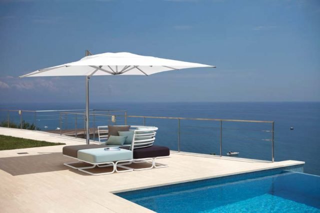 Un sistema di equilibri e di leve semplifica l’apertura e la chiusura di Shade (design Christophe Pillet) di Emu, con palo laterale di alluminio anodizzato, che libera lo spazio d’ombra sottostante, e telo di poliestere. Disponibile in diverse dimensioni, anche con fusto portante centrale, ha basamento di mattonelle o di granito con maniglie e punti di presa per facilitarne lo spostamento. Il modello nella foto aperto misura L 300 x H 295 x P 300. Prezzo a partire da 2.521 euro. www.emu.it Un sistema di equilibri e di leve semplifica l’apertura e la chiusura di Shade (design Christophe Pillet) di Emu, con palo laterale di alluminio anodizzato, che libera lo spazio d’ombra sottostante, e telo di poliestere. Disponibile in diverse dimensioni, anche con fusto portante centrale, ha basamento di mattonelle o di granito con maniglie e punti di presa per facilitarne lo spostamento. Il modello nella foto aperto misura L 300 x H 295 x P 300. Prezzo a partire da 2.521 euro. www.emu.it