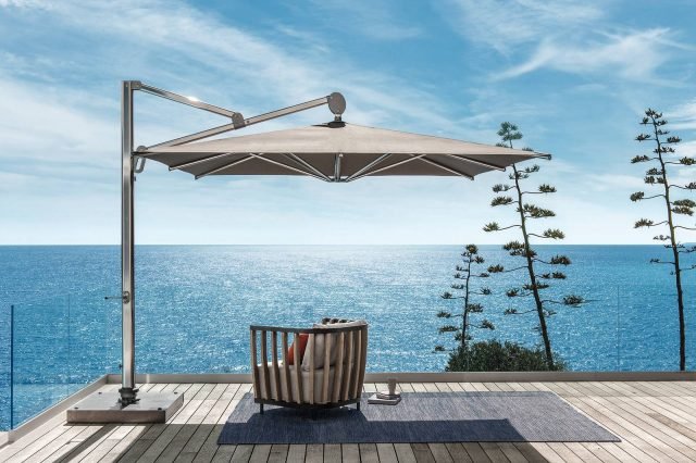 Freedom di Ethimo è un ombrellone orientabile con base girevole a 360° dotata di ruote, per facilitare lo spostamento. La struttura portante laterale, interamente di alluminio anodizzato, non ingombra lo spazio coperto e sostiene un cappello quadrato di tessuto acrilico bianco o tortora. Misure da aperto L 300 x H 290 x P 300, prezzo 2.300 euro. www.ethimo.com Freedom di Ethimo è un ombrellone orientabile con base girevole a 360° dotata di ruote, per facilitare lo spostamento. La struttura portante laterale, interamente di alluminio anodizzato, non ingombra lo spazio coperto e sostiene un cappello quadrato di tessuto acrilico bianco o tortora. Misure da aperto L 300 x H 290 x P 300, prezzo 2.300 euro. www.ethimo.com