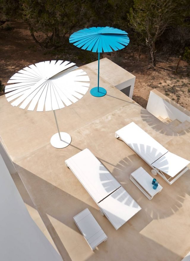 Ensombra (Odosdesign) di Gandiablasco è di segno nel contempo minimale e originale: la base di acciaio galvanizzato o termolaccato e la colonna di acciaio, anch’essa termolaccata, sostengono infatti delle lamelle ricavate da sottili pannelli fenolici, che possono essere fatte ruotare attorno all’asse centrale per garantire l’ombra solo dove sia necessaria. Disponibile nei colori bianco, grigio, bronzo, nero, blu, rosso, misura H 212 cm, Ø 180 cm. Prezzo a partire da 1.580 euro. www.gandiablasco.com Ensombra (Odosdesign) di Gandiablasco è di segno nel contempo minimale e originale: la base di acciaio galvanizzato o termolaccato e la colonna di acciaio, anch’essa termolaccata, sostengono infatti delle lamelle ricavate da sottili pannelli fenolici, che possono essere fatte ruotare attorno all’asse centrale per garantire l’ombra solo dove sia necessaria. Disponibile nei colori bianco, grigio, bronzo, nero, blu, rosso, misura H 212 cm, Ø 180 cm. Prezzo a partire da 1.580 euro. www.gandiablasco.com
