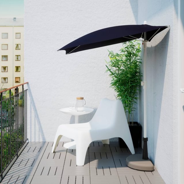 Bramsön/Flisö di Ikea è l’ombrellone adatto ai balconi o ai terrazzi di piccole dimensioni: la base dimezzata di calcestruzzo e il fusto di acciaio decentrato permettono di collocarlo senza problemi contro una parete o una ringhiera, guadagnando spazio utile. Regolabile in altezza, ha il cappello di poliestere con fattore di protezione dai raggi solari 25+ che permette di bloccare il 96% dei raggi ultravioletti. Misura L 160 x H 157/237 x P 100 cm e costa 39,90 euro. www.ikea.com Bramsön/Flisö di Ikea è l’ombrellone adatto ai balconi o ai terrazzi di piccole dimensioni: la base dimezzata di calcestruzzo e il fusto di acciaio decentrato permettono di collocarlo senza problemi contro una parete o una ringhiera, guadagnando spazio utile. Regolabile in altezza, ha il cappello di poliestere con fattore di protezione dai raggi solari 25+ che permette di bloccare il 96% dei raggi ultravioletti. Misura L 160 x H 157/237 x P 100 cm e costa 39,90 euro. www.ikea.com
