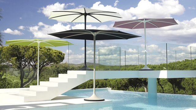 Vincitore del Red Dot Award Best of the Best 2017, l’ombrellone Palma di Royal Botanica, dal disegno organico, si apre in modo semplice e intuitivo: basta sollevare uno dei bracci e il meccanismo con sgancio rapido e molla a gas nascosto nella base e nel fusto di alluminio verniciato fa tutto da solo, portando la copertura (di fibra acrilica tinta in pasta) alla posizione finale. Stessa cosa per la chiusura, tirando verso il basso un braccio. Misure H 225 cm, Ø 300 cm, Ø base 70 cm. Prezzo a partire da 2699 euro. www.royalbotania.com distribuito da DuemmeGarden www.duemmegarden.it Vincitore del Red Dot Award Best of the Best 2017, l’ombrellone Palma di Royal Botanica, dal disegno organico, si apre in modo semplice e intuitivo: basta sollevare uno dei bracci e il meccanismo con sgancio rapido e molla a gas nascosto nella base e nel fusto di alluminio verniciato fa tutto da solo, portando la copertura (di fibra acrilica tinta in pasta) alla posizione finale. Stessa cosa per la chiusura, tirando verso il basso un braccio. Misure H 225 cm, Ø 300 cm, Ø base 70 cm. Prezzo a partire da 2699 euro. www.royalbotania.com distribuito da DuemmeGarden www.duemmegarden.it