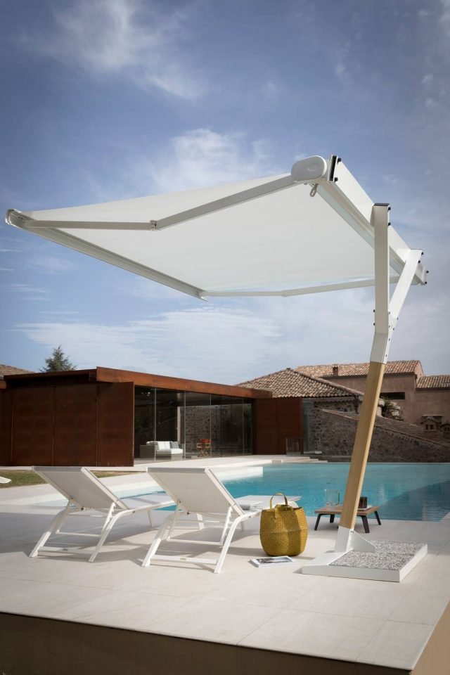 Sintesi tra un ombrellone e una tenda da sole di ultima generazione, Salento di Unopiù ha la copertura che si racchiude in un cassonetto di protezione, lasciando libero lo spazio sottostante, mentre il telo può essere chiuso manualmente con asta e arganello o con avvolgimento motorizzato, per mezzo di un telecomando. La struttura decentrata è di acciaio zincato e legno lamellare di iroko nelle tinte bronzo opaco o bianco lucido, mentre i bracci estensibili sono di alluminio e il tessuto 100% acrilico è Tempotest di colore écru, in abbinamento alla struttura bronzo, o bianco. Misure L 300 x H 243 x P 250 cm, prezzo a partire da 2.190 euro. www.unopiu.it Sintesi tra un ombrellone e una tenda da sole di ultima generazione, Salento di Unopiù ha la copertura che si racchiude in un cassonetto di protezione, lasciando libero lo spazio sottostante, mentre il telo può essere chiuso manualmente con asta e arganello o con avvolgimento motorizzato, per mezzo di un telecomando. La struttura decentrata è di acciaio zincato e legno lamellare di iroko nelle tinte bronzo opaco o bianco lucido, mentre i bracci estensibili sono di alluminio e il tessuto 100% acrilico è Tempotest di colore écru, in abbinamento alla struttura bronzo, o bianco. Misure L 300 x H 243 x P 250 cm, prezzo a partire da 2.190 euro. www.unopiu.it