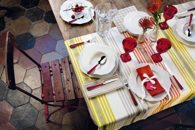 Belle Epoque di Fratelli Guzzini è il set per la tavola dell'estate caratterizzato da un design classico e elegante. Ne fanno parte i piatti realizzati in porcellana candida, il set da 18 pezzi, prezzo 120 euro. I calici coordinati sono realizzati in materiale acrilico rosso rubino, prezzo 7,50 euro cad. Le posate hanno il manico in materiale acrilico rosso e sono lavabili in lavastoviglie; il set da 24 pezzi, prezzo 62 euro. w HYPERLINK "http://Www.fratelliguzzini.com/"ww.fratelliguzzini.com Belle Epoque di Fratelli Guzzini è il set per la tavola dell'estate caratterizzato da un design classico e elegante. Ne fanno parte i piatti realizzati in porcellana candida, il set da 18 pezzi, prezzo 120 euro. I calici coordinati sono realizzati in materiale acrilico rosso rubino, prezzo 7,50 euro cad. Le posate hanno il manico in materiale acrilico rosso e sono lavabili in lavastoviglie; il set da 24 pezzi, prezzo 62 euro. w HYPERLINK "http://Www.fratelliguzzini.com/"ww.fratelliguzzini.com