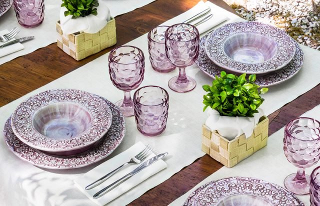 Collezione Capri di Henriette è il servizio per la tavola dell'estate realizzato in ceramica che si rifà alle decorazioni partenopee rivisitate in chiave shabby chic. I piatti hanno il bordo impreziosito da decori floreali e sono colorati in una raffinata tonalità lilla realizzata a mano per mezzo di spugnature che creano un effetto sfumato. Il piatto misura ø 29,5 cm, prezzo 17 euro. www.henriette.sm Collezione Capri di Henriette è il servizio per la tavola dell'estate realizzato in ceramica che si rifà alle decorazioni partenopee rivisitate in chiave shabby chic. I piatti hanno il bordo impreziosito da decori floreali e sono colorati in una raffinata tonalità lilla realizzata a mano per mezzo di spugnature che creano un effetto sfumato. Il piatto misura ø 29,5 cm, prezzo 17 euro. www.henriette.sm