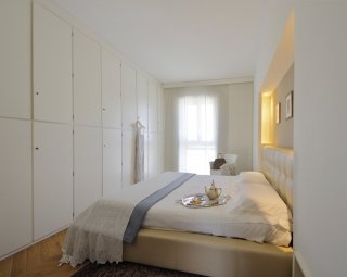 FOTO CAMERA DA LETTO
Recupero dell’armadio su misura a tutta altezza interamente riverniciato per dare più luminosità all’ambiente. Letto e comodini in nicchia con illuminazione integrata. Nuance delicate sui toni del beige. FOTO CAMERA DA LETTO
Recupero dell’armadio su misura a tutta altezza interamente riverniciato per dare più luminosità all’ambiente. Letto e comodini in nicchia con illuminazione integrata. Nuance delicate sui toni del beige.