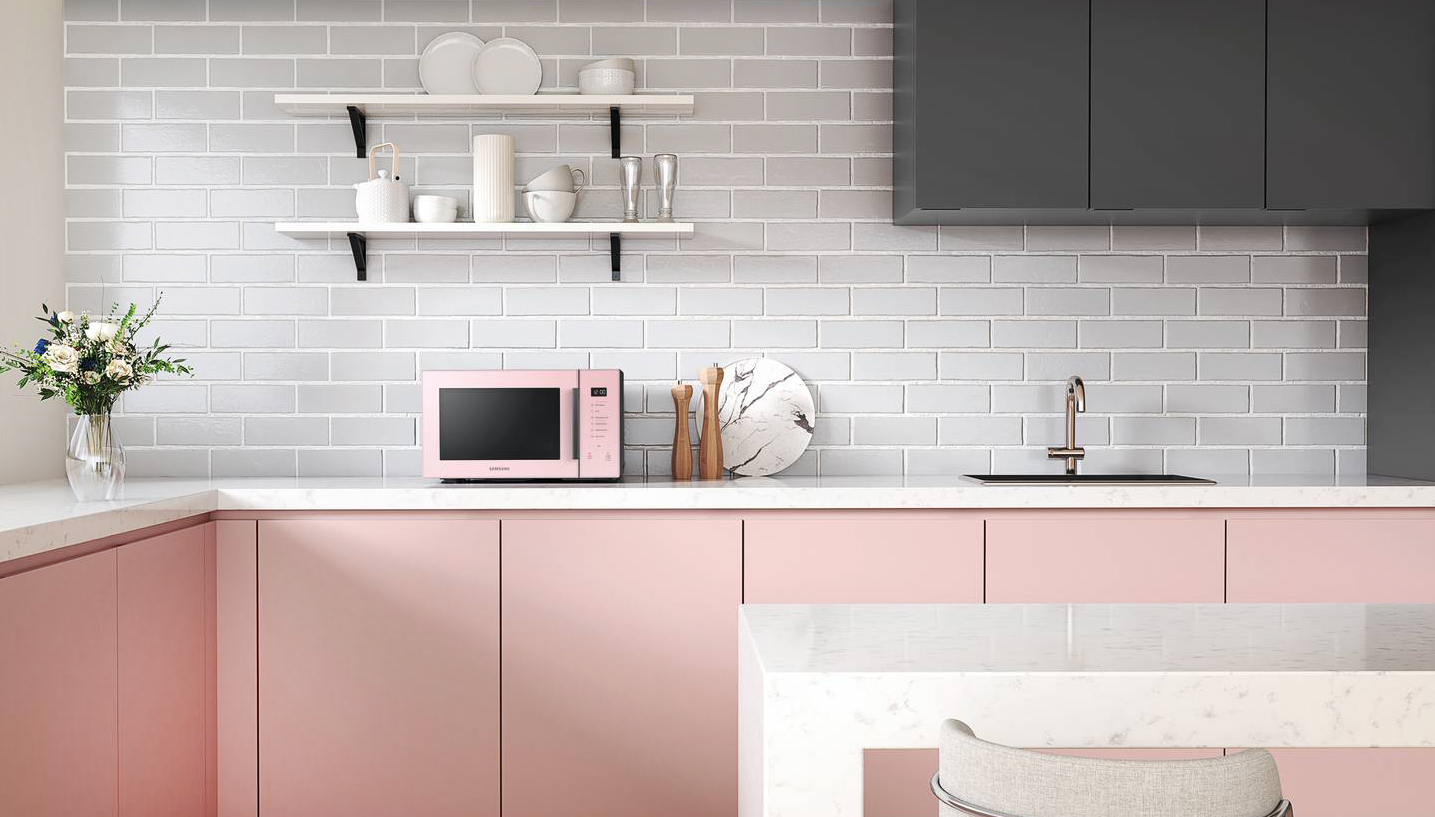 Grazie al pannello di controllo Glass Touch, il microonde Bespoke MG23T5018CP di Samsung presenta solo i 6 pulsanti essenziali. Dotato della funzione Frittura ad aria con funzione Auto Cook, offre varie opzioni per le pietanze preparate con maggior frequenza. Quick Defrost scongela rapidamente ed automaticamente i 5 alimenti più comuni (carne, pollame, pesce, verdura e pane) preservandone le sostanze nutritive. E con la funzione Home Dessert basta un tocco per preparare una vasta selezione di dolci. Capacità: 23 litri. Misura L 49 x P 38 x H 27,5 cm. Prezzo 179 euro. www.samsung.com Grazie al pannello di controllo Glass Touch, il microonde Bespoke MG23T5018CP di Samsung presenta solo i 6 pulsanti essenziali. Dotato della funzione Frittura ad aria con funzione Auto Cook, offre varie opzioni per le pietanze preparate con maggior frequenza. Quick Defrost scongela rapidamente ed automaticamente i 5 alimenti più comuni (carne, pollame, pesce, verdura e pane) preservandone le sostanze nutritive. E con la funzione Home Dessert basta un tocco per preparare una vasta selezione di dolci. Capacità: 23 litri. Misura L 49 x P 38 x H 27,5 cm. Prezzo 179 euro. www.samsung.com