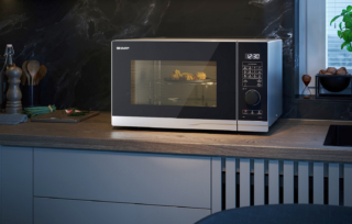 Il forno a microonde YC-PG284AE-S della serie Premium di Sharp ha 10 livelli di potenza e 12 programmi automatici per una preparazione accurata di tutte le tipologie di alimento. Capiente 28 litri, grill da 1.000 watt, piatto rotante da 32,5 e l’utile funzione di blocco per bambini. Misura L 54 x P 44 x H 31 cm. Prezzo 229 euro. www.sharpconsumer.it Il forno a microonde YC-PG284AE-S della serie Premium di Sharp ha 10 livelli di potenza e 12 programmi automatici per una preparazione accurata di tutte le tipologie di alimento. Capiente 28 litri, grill da 1.000 watt, piatto rotante da 32,5 e l’utile funzione di blocco per bambini. Misura L 54 x P 44 x H 31 cm. Prezzo 229 euro. www.sharpconsumer.it
