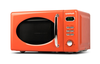 Disponibile in più colori, Sapormio Vintage di G3 Ferrari ha comandi elettronici, 4 modalità di cottura (microonde, grill, combinata, scongela), orologio e timer. Capiente 20 litri, ha potenza microonde di 700 watt e grill di 800 watt, timer di 60 minuti e 8 programmi preimpostati. Misura L 45,5 x P 34 x H 26 cm. Prezzo 149,90 euro. www.g3ferrari.com Disponibile in più colori, Sapormio Vintage di G3 Ferrari ha comandi elettronici, 4 modalità di cottura (microonde, grill, combinata, scongela), orologio e timer. Capiente 20 litri, ha potenza microonde di 700 watt e grill di 800 watt, timer di 60 minuti e 8 programmi preimpostati. Misura L 45,5 x P 34 x H 26 cm. Prezzo 149,90 euro. www.g3ferrari.com