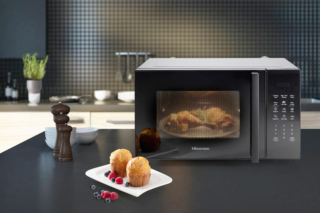 Grazie all’utilizzo simultaneo di grill e microonde su 3 livelli di potenza, con H23MOBS5HG di Hisense è possibile la cottura più adatta. Ha potenza di 800 watt del microonde regolabile su 11 livelli ed è dotato di 6 programmi di cottura automatica. Misura L 45 x P 36 x H 24,5 cm. Prezzo 169,99 euro. www.hisense.it Grazie all’utilizzo simultaneo di grill e microonde su 3 livelli di potenza, con H23MOBS5HG di Hisense è possibile la cottura più adatta. Ha potenza di 800 watt del microonde regolabile su 11 livelli ed è dotato di 6 programmi di cottura automatica. Misura L 45 x P 36 x H 24,5 cm. Prezzo 169,99 euro. www.hisense.it