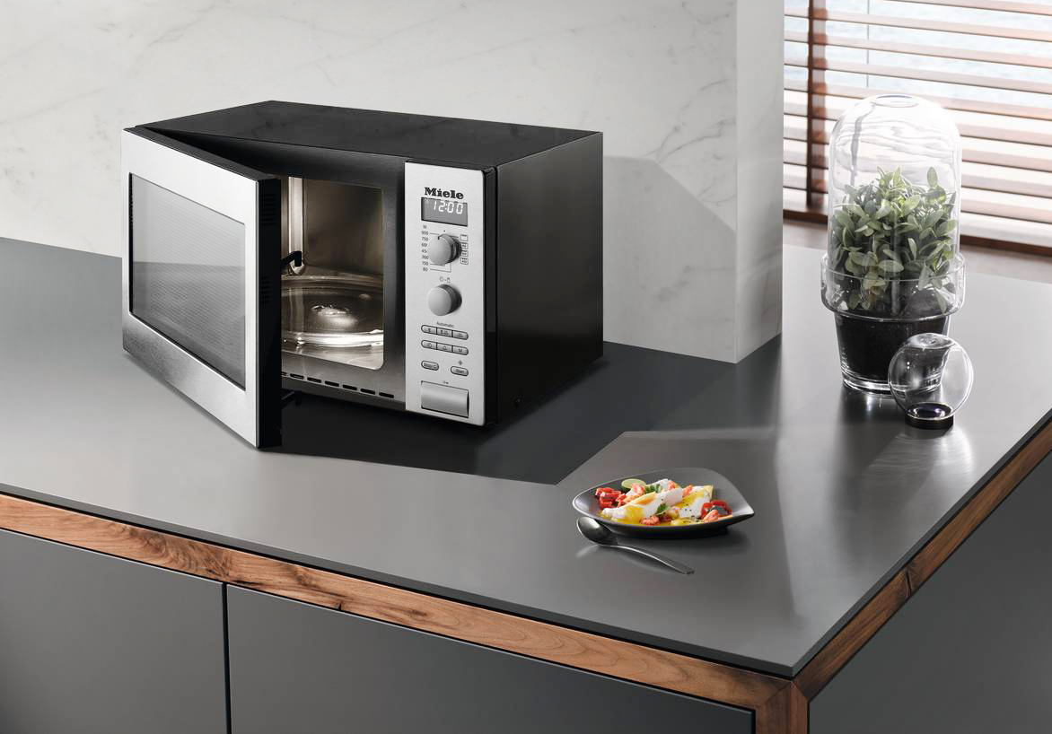 È sufficiente selezionare il programma desiderato e impostare il peso dell’alimento affinchè il microonde M 6012 SC di Miele rilevi in automatico potenza e durata adeguate.  Il vano interno da 26 litri è completamente in acciaio inox per distribuire le microonde in modo efficace e per agevolare le operazioni di pulizia. Il grill al quarzo integrato dora le pietanze in modo uniforme e al termine della cottura le pietanze vengono mantenute in caldo per 15 minuti. Ha potenza di 900 watt e piatto girevole da 32,5 cm. Misura L 52 x P 42 x H 30,5 cm. Prezzo 699 euro. www.miele.it È sufficiente selezionare il programma desiderato e impostare il peso dell’alimento affinchè il microonde M 6012 SC di Miele rilevi in automatico potenza e durata adeguate.  Il vano interno da 26 litri è completamente in acciaio inox per distribuire le microonde in modo efficace e per agevolare le operazioni di pulizia. Il grill al quarzo integrato dora le pietanze in modo uniforme e al termine della cottura le pietanze vengono mantenute in caldo per 15 minuti. Ha potenza di 900 watt e piatto girevole da 32,5 cm. Misura L 52 x P 42 x H 30,5 cm. Prezzo 699 euro. www.miele.it