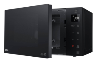 Per garantire una cottura più uniforme delle pietanze, il forno NeoChef MH6535GDS di Lg utilizza la tecnologia Smart Inverter che mantiene costante l'emissione delle microonde. Da 25 litri, ha potenza di 1.150 watt del microonde e 900 watt del grill e piatto rotante da 29 cm. Misura L 48 x P 39 x H 27 cm. Prezzo 146 euro. www.lg.com/it Per garantire una cottura più uniforme delle pietanze, il forno NeoChef MH6535GDS di Lg utilizza la tecnologia Smart Inverter che mantiene costante l'emissione delle microonde. Da 25 litri, ha potenza di 1.150 watt del microonde e 900 watt del grill e piatto rotante da 29 cm. Misura L 48 x P 39 x H 27 cm. Prezzo 146 euro. www.lg.com/it