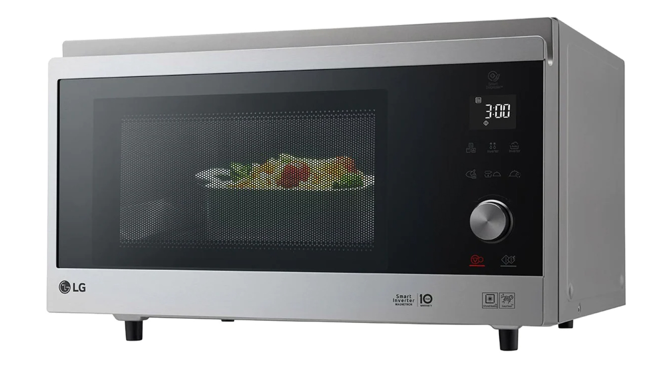 Da 39 litri, con il microonde combinato NeoChef MJ3965ACS di Lg è possibile anche friggere o cuocere a vapore. Grazie al sistema LG Infrared Heating™, che sfrutta la luce a infrarossi per ottenere una temperatura più alta in meno tempo, si può cucinare in maniera semplice e rapida e addirittura fermentare gli alimenti. Ha potenza di 1.100 watt Misura L 54 x P 52 x H 32,5 cm. Prezzo 320 euro. www.lg.com/it Da 39 litri, con il microonde combinato NeoChef MJ3965ACS di Lg è possibile anche friggere o cuocere a vapore. Grazie al sistema LG Infrared Heating™, che sfrutta la luce a infrarossi per ottenere una temperatura più alta in meno tempo, si può cucinare in maniera semplice e rapida e addirittura fermentare gli alimenti. Ha potenza di 1.100 watt Misura L 54 x P 52 x H 32,5 cm. Prezzo 320 euro. www.lg.com/it