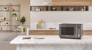 La cavità priva di piatto girevole consente l'inserimento di piatti più grandi e con forme diverse nel microonde ExtraSpace MWF 259 SG di Whirlpool. Capiente 25 litri, ha sensori 6° SENSO che impostano automaticamente il metodo di cottura regolando tempo, potenza e temperatura. Cuoce a vapore, ha funzione crisp e programma specifico per lo scongelamento del pane. Potenza microonde 800 watt, grill 1.300 watt. Misura L 49 x P 47 x H 32,5 cm.  Prezzo 469 euro. www.whirlpool.it La cavità priva di piatto girevole consente l'inserimento di piatti più grandi e con forme diverse nel microonde ExtraSpace MWF 259 SG di Whirlpool. Capiente 25 litri, ha sensori 6° SENSO che impostano automaticamente il metodo di cottura regolando tempo, potenza e temperatura. Cuoce a vapore, ha funzione crisp e programma specifico per lo scongelamento del pane. Potenza microonde 800 watt, grill 1.300 watt. Misura L 49 x P 47 x H 32,5 cm.  Prezzo 469 euro. www.whirlpool.it