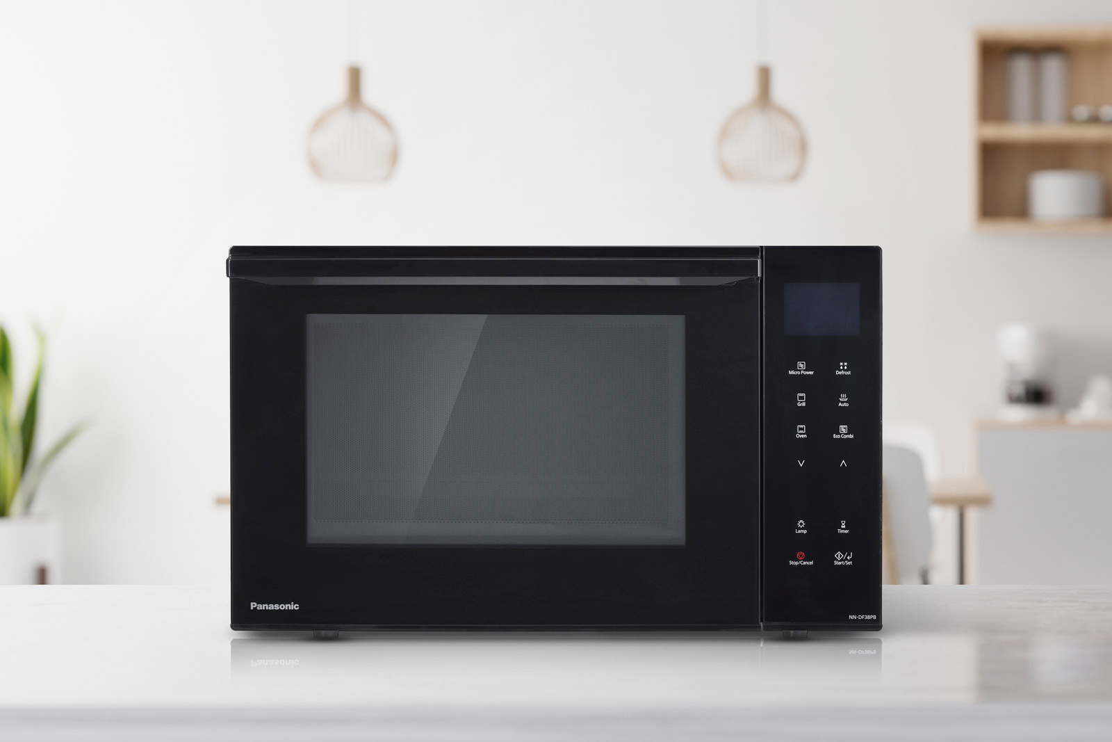 Forno a microonde combinato NN-DF38PBEPG ECO di Panasonic da 23 litri e con grill da 800 watt, funziona con tecnologia Inverter. Ha pannello touch dotato di 20 programmi automatici, di cui 3 eco mode senza bisogno di preriscaldamento cuocendo però molto velocemente perché utilizza più fonti di calore contemporaneamente. È fornito con teglia Panacrunch per cotture sane. Capiente 23 litri, misura L 31,5 x P 35 x H 22 cm. Prezzo 380 euro. www.panasonic.com Forno a microonde combinato NN-DF38PBEPG ECO di Panasonic da 23 litri e con grill da 800 watt, funziona con tecnologia Inverter. Ha pannello touch dotato di 20 programmi automatici, di cui 3 eco mode senza bisogno di preriscaldamento cuocendo però molto velocemente perché utilizza più fonti di calore contemporaneamente. È fornito con teglia Panacrunch per cotture sane. Capiente 23 litri, misura L 31,5 x P 35 x H 22 cm. Prezzo 380 euro. www.panasonic.com