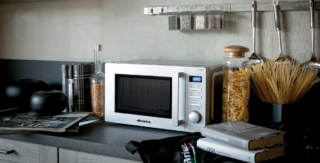 Il forno a microonde Mod. 953 di Ariete ha 5 livelli di potenza e 8 modalità di cottura preimpostata (riscaldamento, cottura verdure, cottura pesce, cottura carne, cottura pasta, cottura patate, cottura pizza e cottura minestra) e consente di scongelare in modo uniforme e sicuro qualsiasi pietanza. Capiente 20 litri, ha potenza di 700 watt e diametro del piatto rotante di 25,5 cm. Misura L 44 x P 36 x H 26 cm. Prezzo 120 euro. www.ariete.net Il forno a microonde Mod. 953 di Ariete ha 5 livelli di potenza e 8 modalità di cottura preimpostata (riscaldamento, cottura verdure, cottura pesce, cottura carne, cottura pasta, cottura patate, cottura pizza e cottura minestra) e consente di scongelare in modo uniforme e sicuro qualsiasi pietanza. Capiente 20 litri, ha potenza di 700 watt e diametro del piatto rotante di 25,5 cm. Misura L 44 x P 36 x H 26 cm. Prezzo 120 euro. www.ariete.net