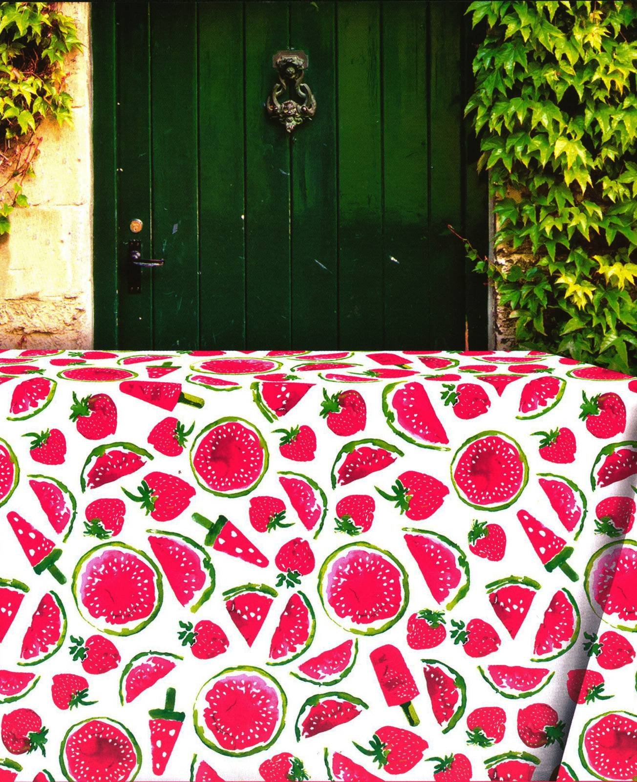 Tovaglia rettangolare Tag House di Benasciutticasa. In gabardine di puro cotone la stampa di cocomeri, gelati e fragole è decisamente estiva. Misura L 140x Lunghezza 180 cm, con i 6 tovaglioli ha un prezzo di 36 euro. Anche in versione per 8 persone o quadrata per 4. www.benasciutticasa.it